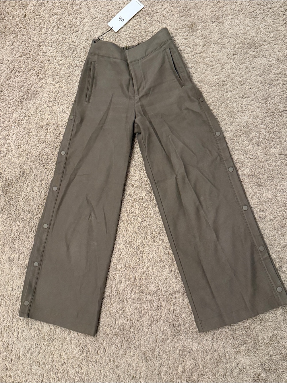 ALO Yoga Midrise cosmopolitan snap pant- Olive tree